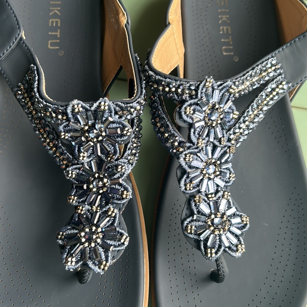 NWOT Siketu Sandals/Flip Flops Sz 8.5 - Picture 3 of 12